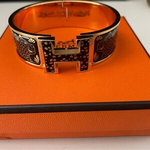 HERMES Brand New Special Edition Gold H Plaque Les Leopards Clic Clac Brac